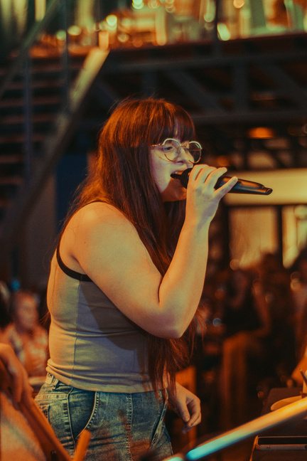 Cantante invitada con micrófono