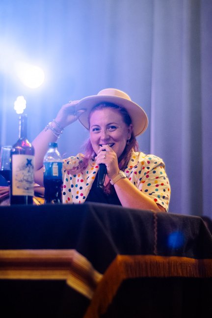 Invitada cantando con micrófono en la mesa