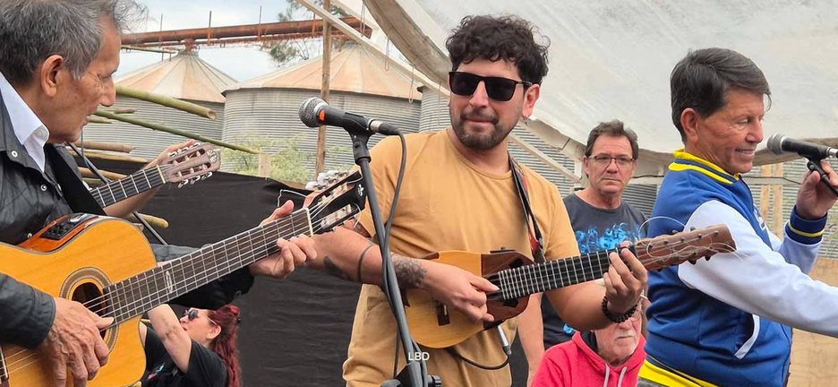 Ramón Álvarez tocando junto a otros músicos al aire libre