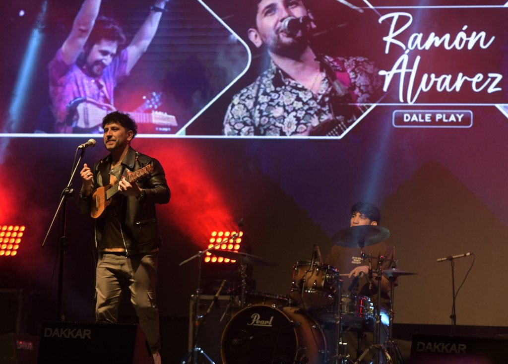Ramón Álvarez en escenario con su banda