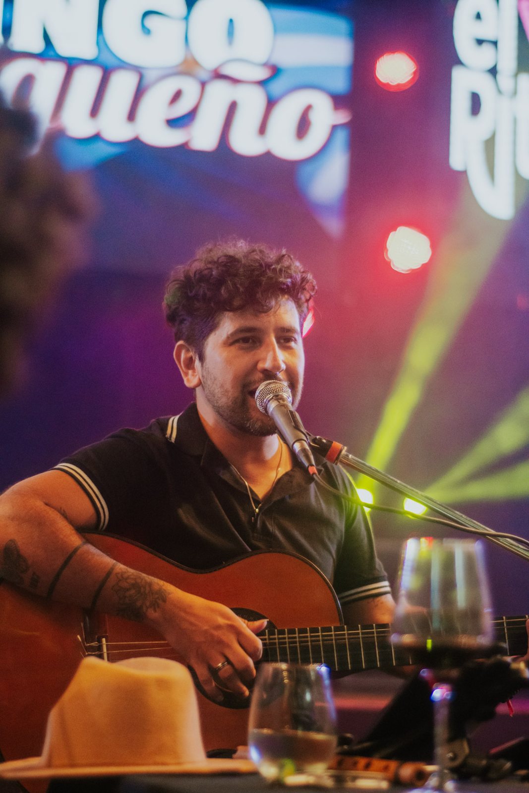 Ramón Álvarez cantando con guitarra