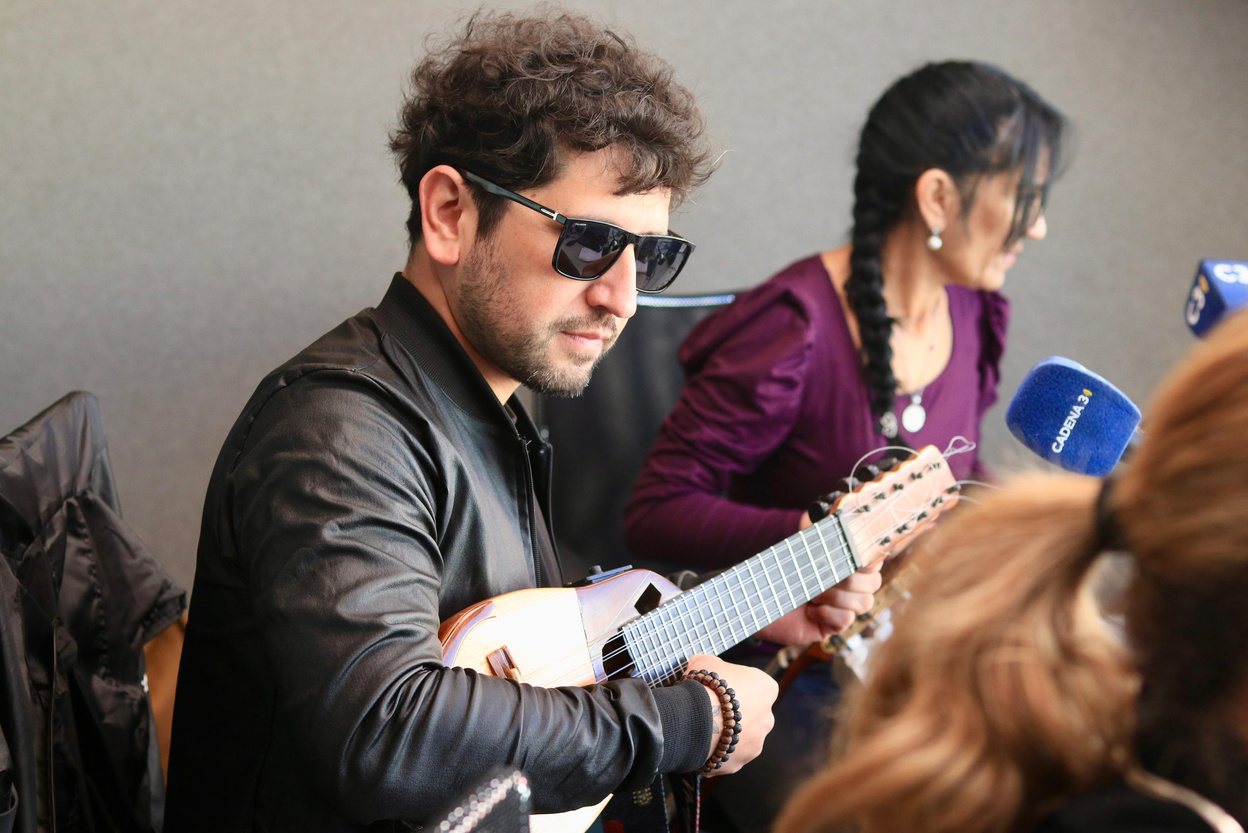 Ramón Álvarez con anteojos tocando el charango